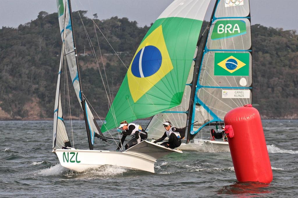 NZL round at the end of Leg 4, with the Gold medal in their sights, 49erFX medal race, 2016 Summer Olympics © Richard Gladwell www.photosport.co.nz